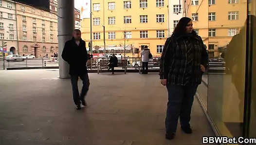 Yabancı büyük götlü dolgun kadını arkadan sikiyor