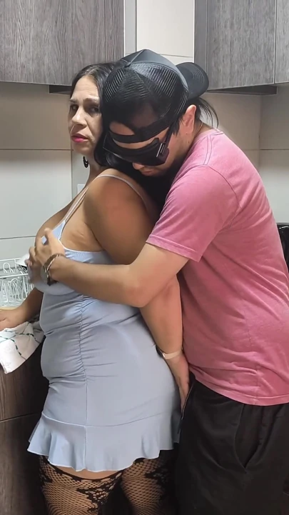 İri güzel orta yaşlı seksi üvey anne mutfağı sikiyor - hayranlar için tam video