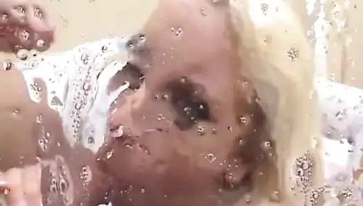 Seksi sarışın minyon büyük yarak emiyor... ağzına boşalma