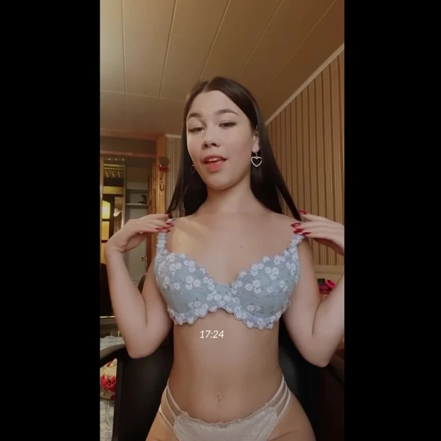 Великолепная студентка показывает свои сиськи и задницу