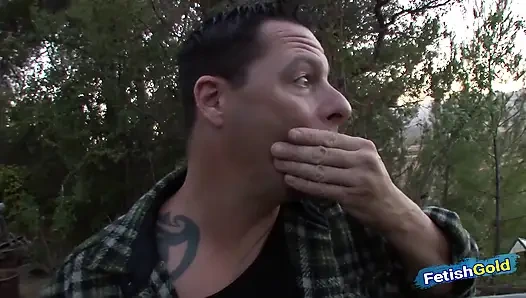 Üvey baba genç üvey kızına bir adamı nasıl memnun etmeyi öğretiyor