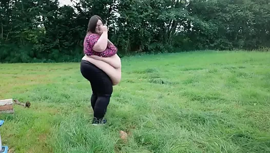 Ssbbw açık havada göbek oyunu ve yürüyüş
