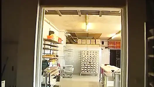 Olgun sürtük ve genç lezbiyenler yemek kavgasında