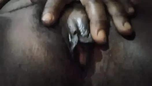 Bugün yatakta yalnız yatıyorum, çok sikişmek istiyorum.