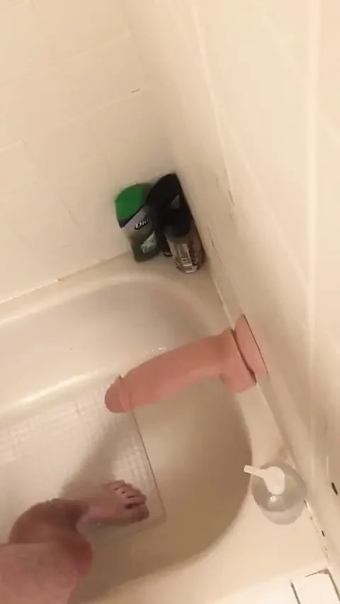 Büyük dildo duşta götümü sikiyor