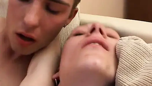 Çarpıcı hatun oyuncu seçmelerinde koluyla genç bir çocuğu baştan çıkarıyor