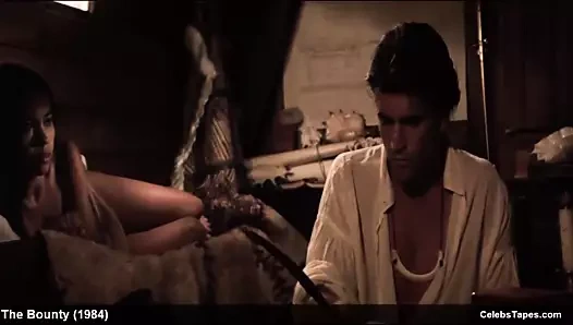 Tevaite vernette onu şaşırtıcı çıplak göğüsleri ve göt gösterir