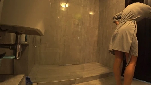 Tabu. Kocam televizyon izlerken karım banyoda bir komşu tarafından sikildi. Hile