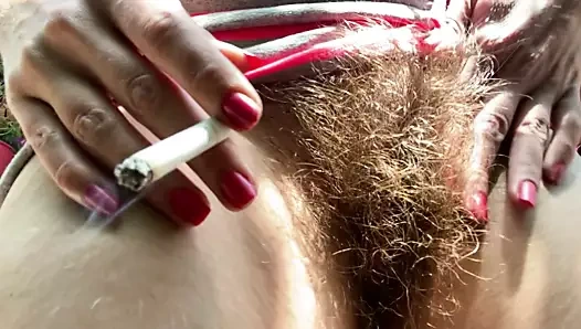 Kıllı amcıklı kız açık havada sigara içiyor - sigara içme fetişi videoları