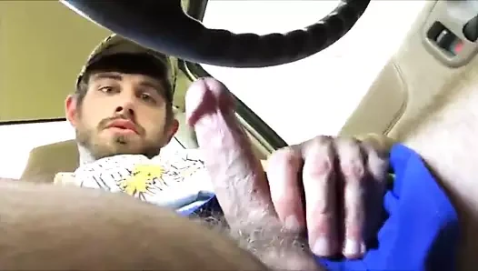 Arabada büyük mavi gözlü Str8 kas oyunu