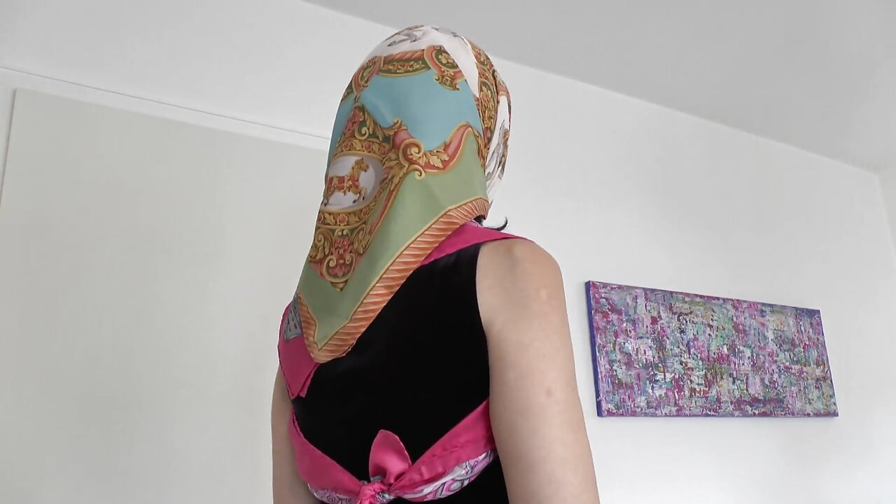 Güzel ipek başörtüsü moda gösterisi klibi