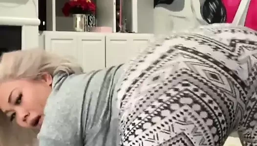 Güzel mimi bir çük istiyor