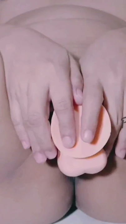 Sıkı amın içine kocaman dildo ve iç boşalma | Klip 1