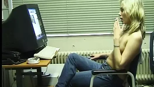 Sonja'nın ilk pornosu teşhirci bir sokak fahişesi