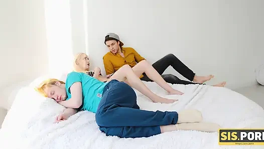 Üvey kız kardeşimin erkek arkadaşı bir adamla uyandığından şüphelenmiyor!