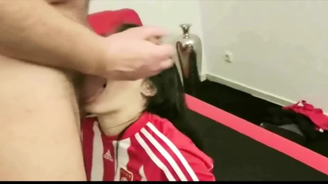 Fransız dövmeli genç kız sıkı amcık deliğinden sikiliyor