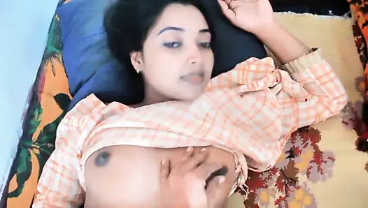 Yatağımı üvey kız kardeşimle paylaşıyorum ve onunla seks yapmak için onu baştan çıkarıyorum