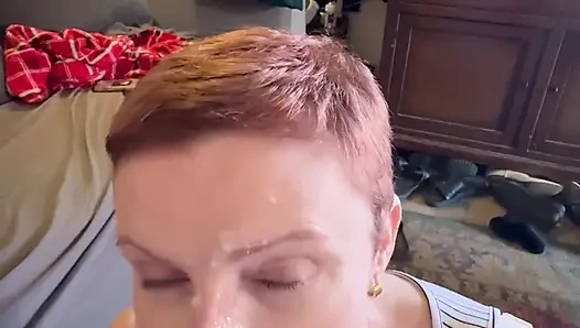 Kızıl saçlı üvey anne üvey oğullarının canavar yarağını emiyor
