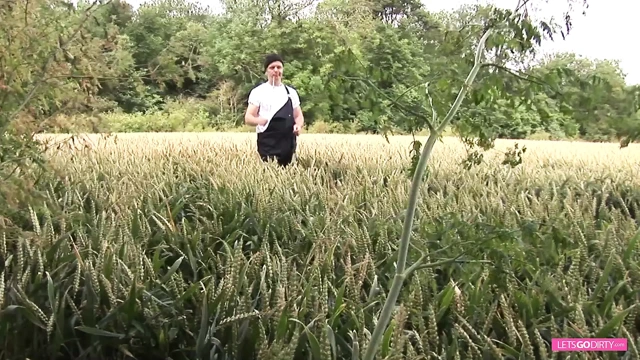 Komik adam diğer sikişi izliyor ve sonra sürtük sarışından anını alıyor