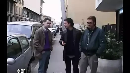 Italia'dan şişman sürtük birden fazla adam tarafından sert sikiliyor