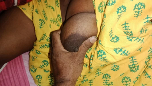 Üvey kız kardeş Tamil'de edepsizce konuşurken üvey kız kardeşinin büyük boy göğüsleri üvey erkek kardeşi tarafından sıkılıyor - net sesli rol yapma seksi