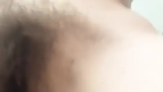 Minik amcığımdaki büyük döllenmeyi temizledikten sonra sevimli göt deliğimi genişletiyorum!