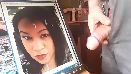 Sevimli zenci kız boşalıyor.