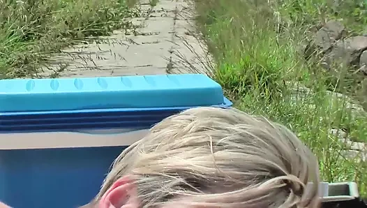 Fahişe parkta yumruklanıyor