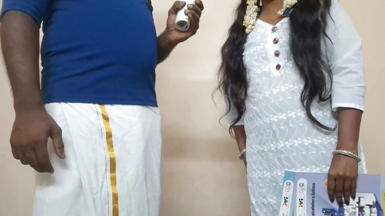 Hintli desi tamil öğrenci puan almak için öğretmeniyle sikişiyor