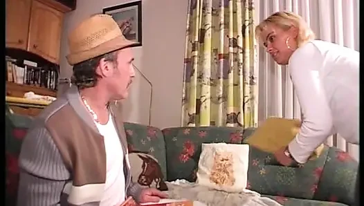 Seksi Alman sarışın yaşlı bir adamın yarağına biniyor
