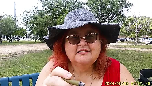 Hemşire Vicki parkta bankta tamamen giyinmiş sigara içiyor