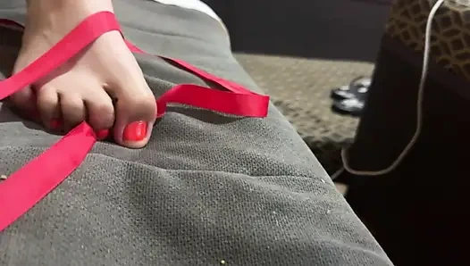 Kocasının salyasının üzerine boşalması için taze pedikür