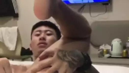 Yakışıklı Çinli adam handjob 2