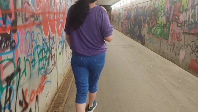 Orta yaşlı seksi fahişe bana sakso çekiyor ve benimle eve boşalıyor