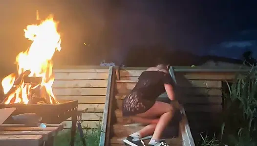 Merdiven ateşin yanında azdırıyor - sheer top, tanga ve yavaş dans