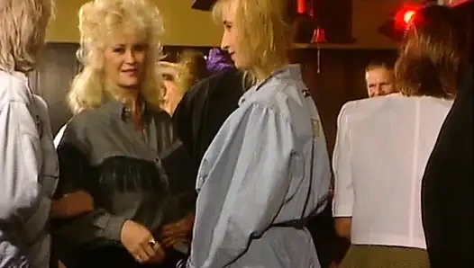 Çarpıcı Alman sürtüklerin yer aldığı barda çifte penetrasyon grup seks