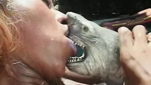 Babes havuz kenarında beceriksiz dalış yapmak ve dildolar kullanarak onların twats becermek