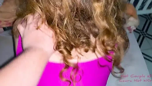 Kızıl saçlı komşu yarak istiyor ve süt alıyor