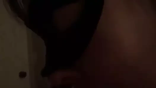 Seksi maskeli metresi berbat ve çok yumuşak bir şekilde yalıyor.