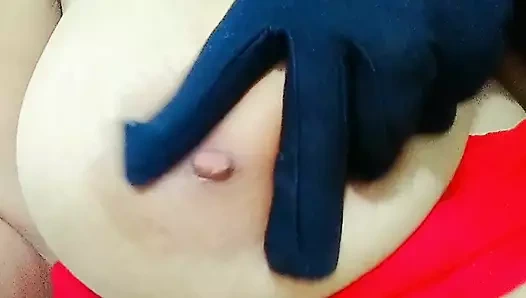 Kırmızı sutyenli büyük şişman göğüsler