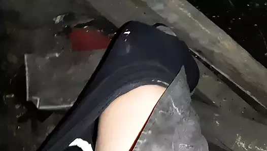 Ben bir erkek delisiyim ama kimsenin bundan haberdar olmasını istemiyorum, bu yüzden terk edilmiş yerlerde mastürbasyon yapıyorum