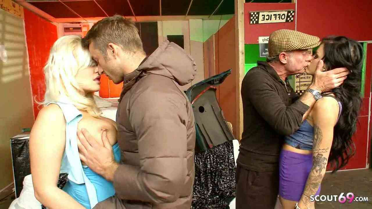 Yaşlı adam ve üvey dörtlü takas etmek için iki bombayı baştan çıkarmak