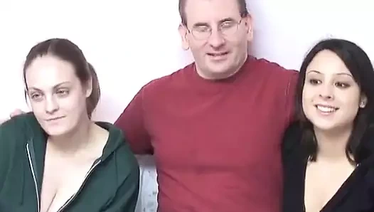 Yan komşuyla ateşli üçlü seks ve vahşi yarak biniyor