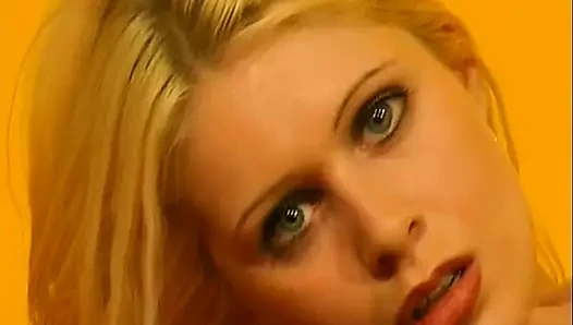 Sandra'nın esmer bir fahişe olarak ilk porno performansı