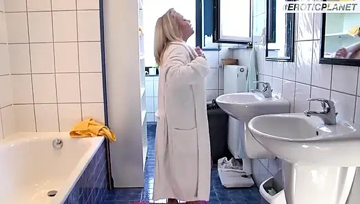 Büyük memeli büyük sarışın Alman kız banyoda seks