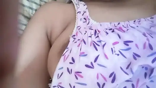 Hintli anne büyük titrek göğüsler