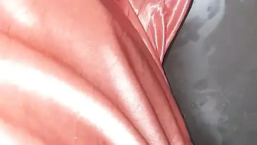 Saten ipeksi pembe uzun elbise giyerek mastürbasyon yapıyor