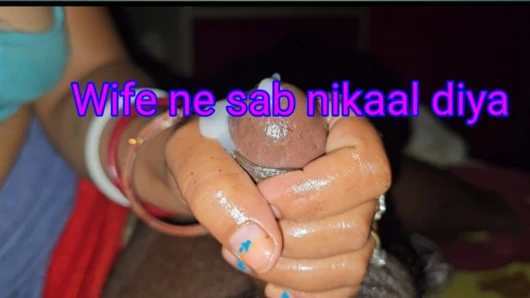 Hintli evli kadın yavaş elle muamele çekiyor ve kocasını ev yapımı yüze boşalmaya hazırlıyor Hintli yenge kocasına boşalması için mastürbasyon yapıyor