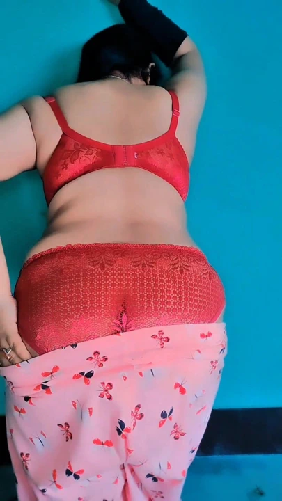 Büyük memeli Hintli kadın sevgilisine çıplak selfie videosu gönderiyor. | Klip 1