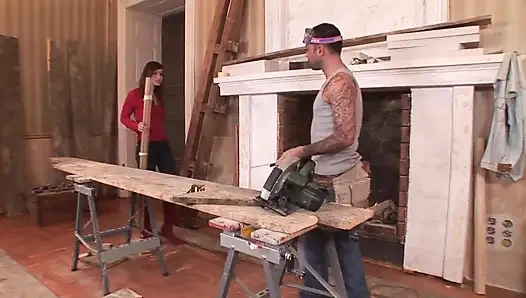 Sürtük esmer şanslı bir marangoza harika bir sakso çekiyor